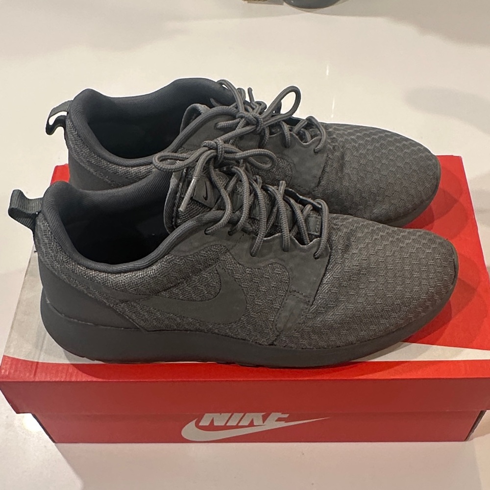 Nike Cool Grey Roshe One Hyp Men’s Athletic Shoes (Women’s 8.5/9)